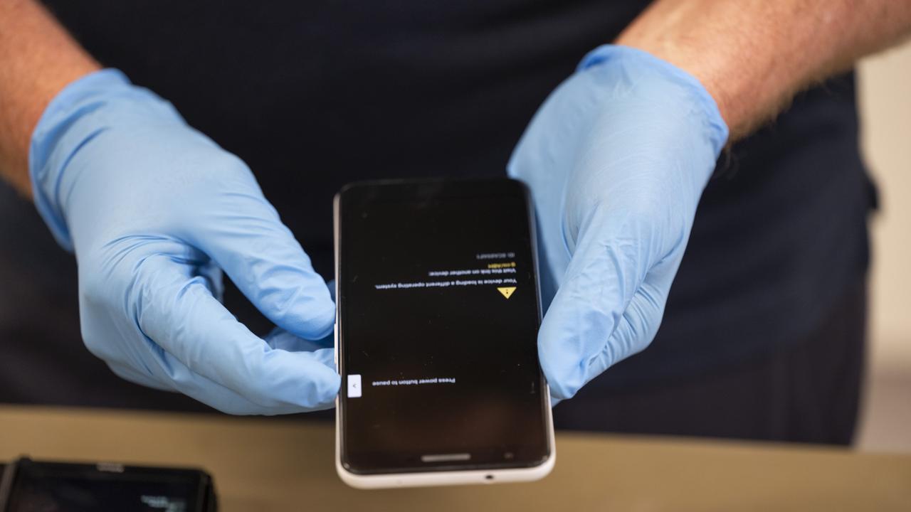 AFP experts found mobile phones. Picture: NCA NewsWire / Martin Ollman