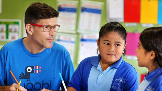 <i>Bachelor</i> host Osher Gunsberg with students Naomi Loane and Atelaite Tuamoheloa at Heckenberg Public School. (AAP Image / Angelo Velardo)