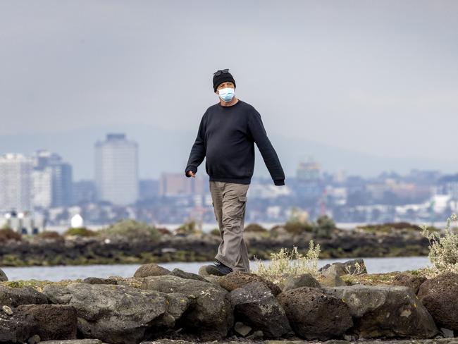 MELBOURNE, AUSTRALIA - NewsWire Photos AUGUST 27, 2021: A man walks along the Yarra River in Newport where a  COVID outbreak has occurred this week. Picture: NCA NewsWire / David Geraghty