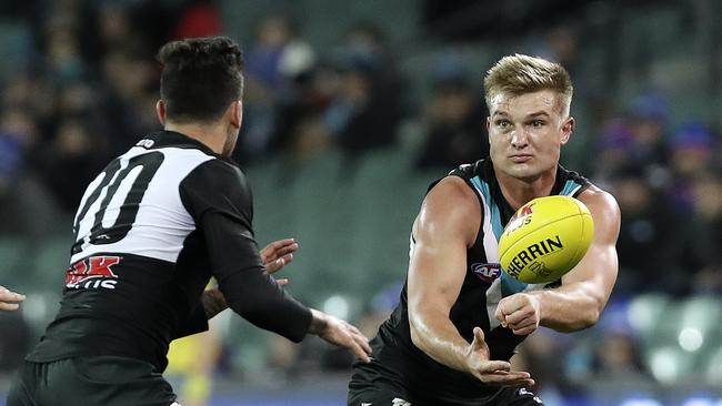 Ollie Wines gets his handpass away to Chad Wingard. Picture: Sarah Reed