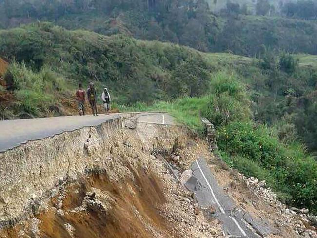 This photo taken on February 27, 2018 and received on February 28 shows damage to a road near Mendi in Papua New Guinea's highlands region after a 7.5-magnitude earthquake. Communication blackouts and blocked roads were hampering rescue efforts on February 28 as Papua New Guinea worked to get a better grasp of the damage wrought by a massive earthquake amid fears of its economic impact. / AFP PHOTO / Melvin LEVONGO