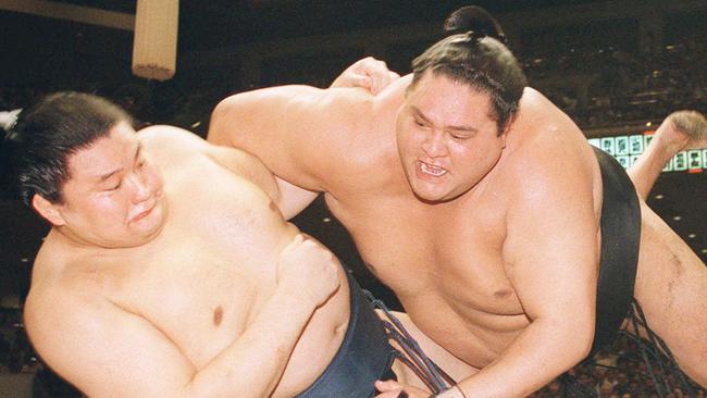 Akebono defeats fellow grand champion, Takanohana in the Summer Grand Sumo Tournament in Tokyo n 19977.