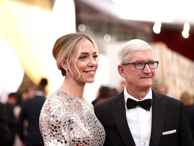 HOLLYWOOD, CALIFORNIA - MARCH 27: (L-R) Filmmaker Sian Heder and Tim Cook attend the 94th Annual Academy Awards at Hollywood and Highland on March 27, 2022 in Hollywood, California.   Emma McIntyre/Getty Images/AFP == FOR NEWSPAPERS, INTERNET, TELCOS & TELEVISION USE ONLY ==