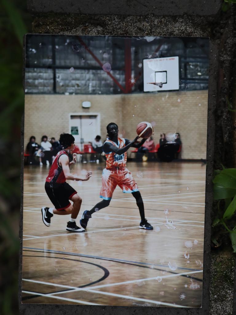 Peter Bol playing basketball.