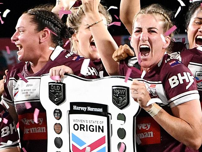 SUNSHINE COAST, AUSTRALIA - NOVEMBER 13: Maroons players celebrate their win during the Women's State of Origin match between Queensland and New South Wales at Sunshine Coast Stadium on November 13, 2020 in Sunshine Coast, Australia. (Photo by Dan Peled/Getty Images)