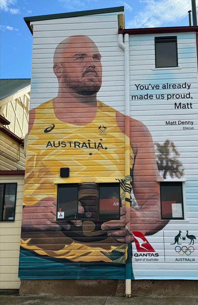 Allora boy and Olympic discus champion Matt Denny now appears two stories high outside the local Railway Hotel. Photo: ABC Southern Queensland/Robyn Miles, Allora Railway Hotel