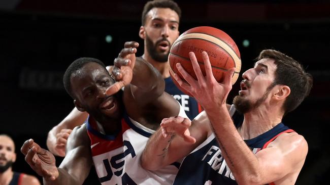 France's Nando De Colo (R) goes to the basket past USA's Draymond Green (L).