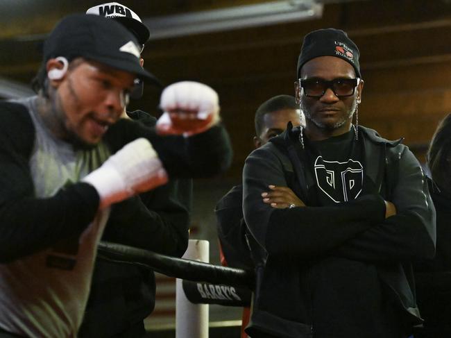 Davis (L) works out under the watchful eye of trainer Calvin Ford (R). Picture: Candice Ward/Getty Images