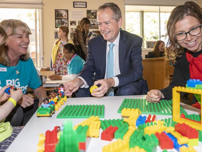 Opposition leader Bill Shorten and The Shadow Minister for Early Childhood Education Amanda Rishworth (right) greet children and staff at the Deakin & Community Childcare Co-operative in Burwood, Melbourne, Australia, Friday, October 5, 2018. (AAP Image/Daniel Pockett) NO ARCHIVING