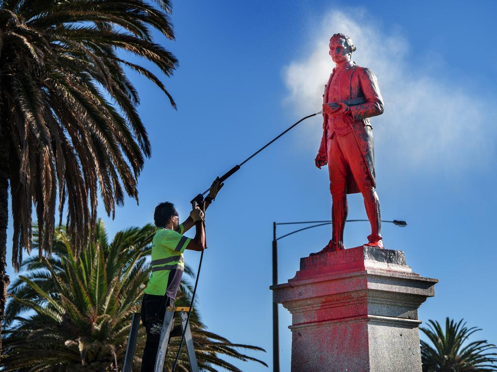 Captain Cook Statue In St Kilda Cut Down By Vandals | Herald Sun