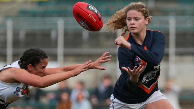 Georgie Prespakis fires off a handball for Calder Cannons.