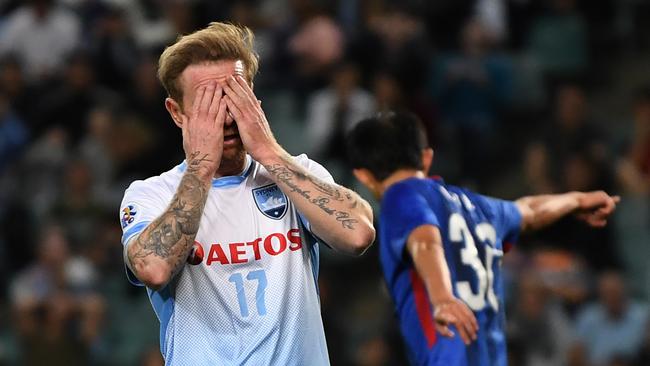 <a capiid="e6d6a725ad3c5c30b6ba57e4860d6b3e" class="capi-video">Mierzejewski dissects Shenhua</a>
                     Sydney FC’s David Carney reacts after missing a scoring chance against Shanghai Shenhua.