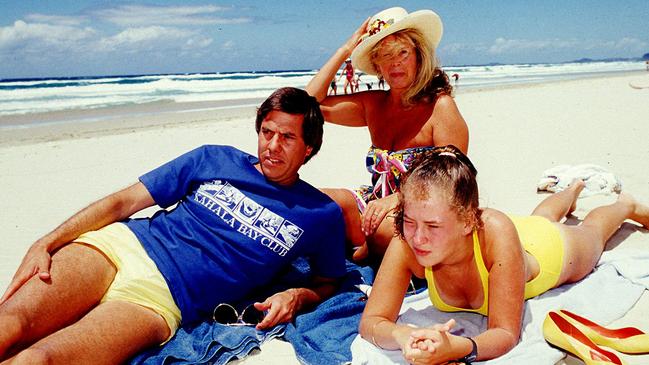 Skase with wife Pixie and her daughter Alexandra on a Gold Coast beach in Queensland in 1986.