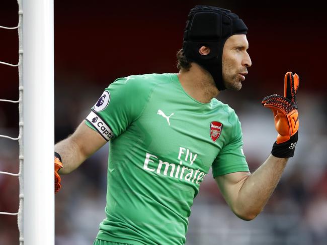 LONDON, ENGLAND - SEPTEMBER 23:  Petr Cech of Arsenal gives instruction to his team during the Premier League match between Arsenal FC and Everton FC at Emirates Stadium on September 23, 2018 in London, United Kingdom.  (Photo by Julian Finney/Getty Images)