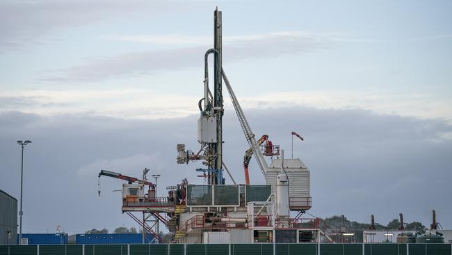 Workmen construct Cuadrilla's shale gas fracking drilling rig near Westby in Blackpool. Picture: Getty Images.