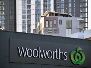 An urgent alert has been issued for Woolworths shoppers after a COVID-positive case attended the supermarket over 14 days. Picture: NCA NewsWire/Joel Carrett
