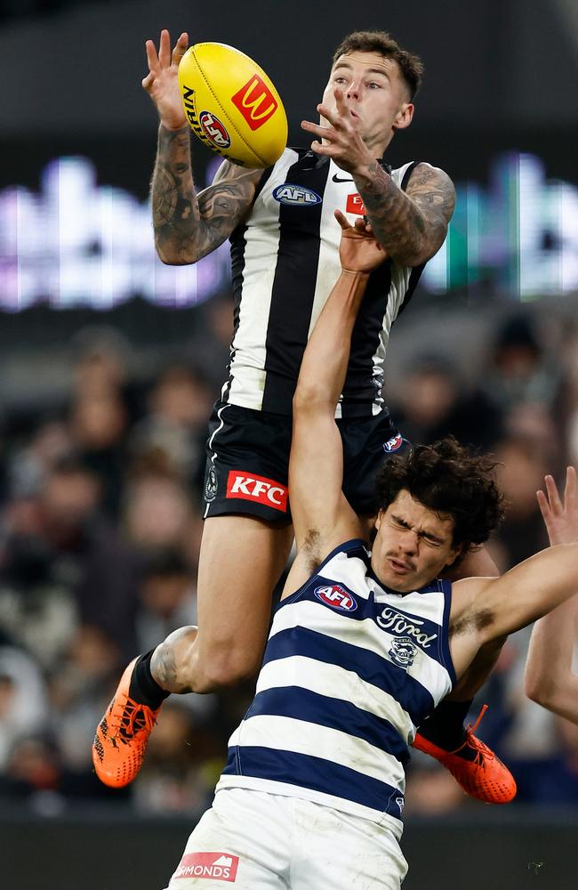 Humphries isn’t the first to be under a Jamie Elliott screamer. Picture: Michael Willson/AFL Photos