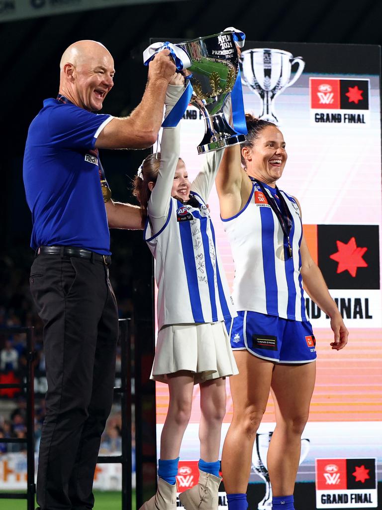 Imogen Mulgrew (centre) presents the cup. (Photo by Josh Chadwick/AFL Photos/via Getty Images)