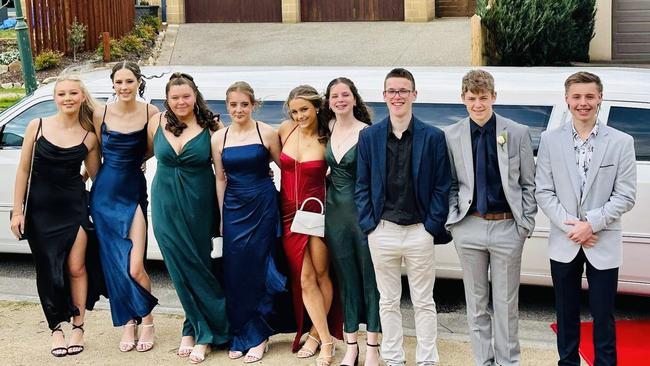 Students are ready to glam it up at their mid-year school formals. Hereâs the guide on how to dress to impress and showcase your dashiest outfit. Picture: Facebook / High Horse Limousines