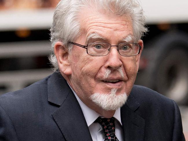 (FILES) Australian entertainer Rolf Harris arrives at Southwark Crown Court in London on May 22, 2017 for a court hearing accused of four counts of indecent assault. Artist, presenter and musician Rolf Harris, who was one of the UK's best-loved entertainers before he was convicted of underage-sex crimes in 2014, has died aged 93 and been buried, his family said on May 23, 2023. (Photo by Justin TALLIS / AFP)