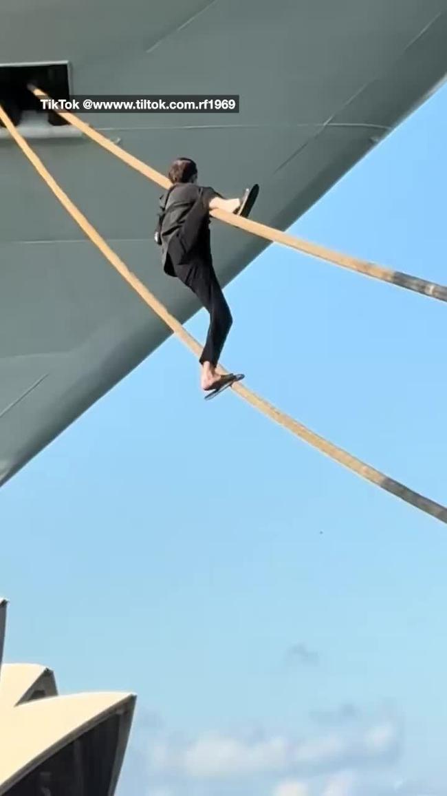Man arrested after scaling cruise ship moorings at Circular Quay