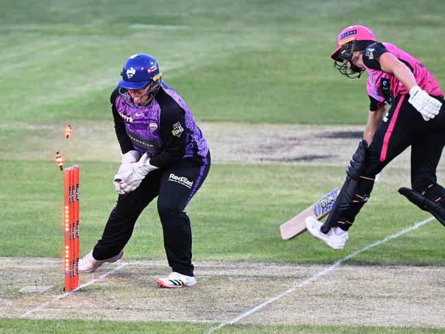 HOBART, AUSTRALIA - NOVEMBER 06: Lizelle Lee of the Hurricanes attempts to runout Ellyse Perry of the Sixers during the WBBL match between Hobart Hurricanes and Sydney Sixers at Blundstone Arena on November 06, 2024, in Hobart, Australia. (Photo by Steve Bell/Getty Images)