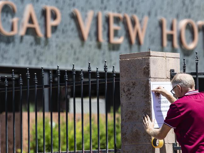 Gap View Hotel supervisor Michael Perris posts a closed notice after Northern Territory Police served a notice of suspension on the Alice Springs establishment, Friday, February 3, 2023. Picture: Kevin Farmer