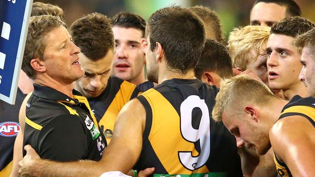 Damien Hardwick talking to his players during the break. Picture: Getty