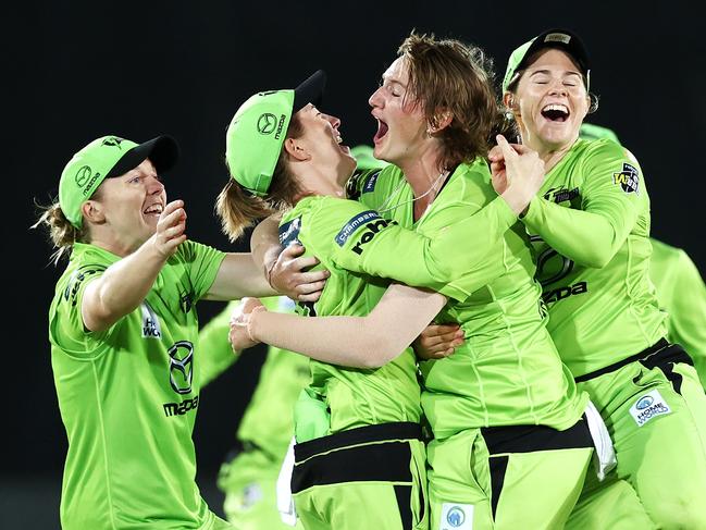 *** BESTPIX *** SYDNEY, AUSTRALIA - NOVEMBER 26: Sammy-Jo Johnson of the Thunder celebrates dismissing Laura Kimmince of the Heat with team mates and winning the Women's Big Bash League WBBL Semi Final match between the Brisbane Heat and the Sydney Thunder at North Sydney Oval, on November 26, 2020, in Sydney, Australia. (Photo by Cameron Spencer/Getty Images)