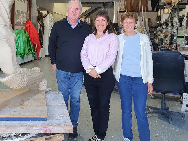 Border with sculptor Linda Klarfeld (centre) and wife Jane.