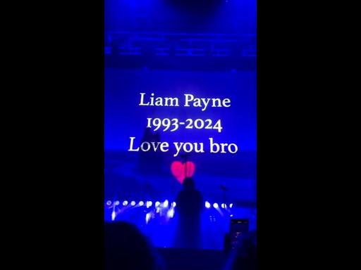 Zayn Malik pays emotional tribute to Liam Payne during show