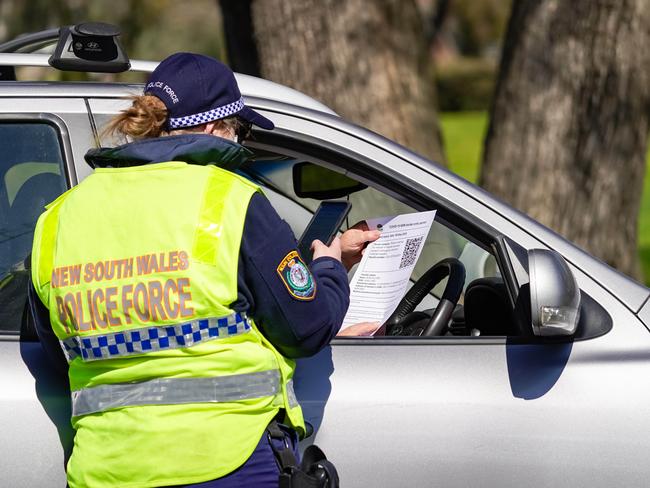 Police check vehicles travelling from Victoria into NSW at the Albury check point. Picture: NCA NewsWire / Simon Dallinger