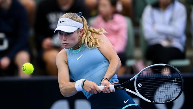 ADELAIDE, AUSTRALIA - JANUARY 06:Emerson Jones of Australia plays a backhand in her match against Xinyu Wang of China during day one of the 2025 Adelaide International at Memorial Drive on January 06, 2025 in Adelaide, Australia. (Photo by Mark Brake/Getty Images)