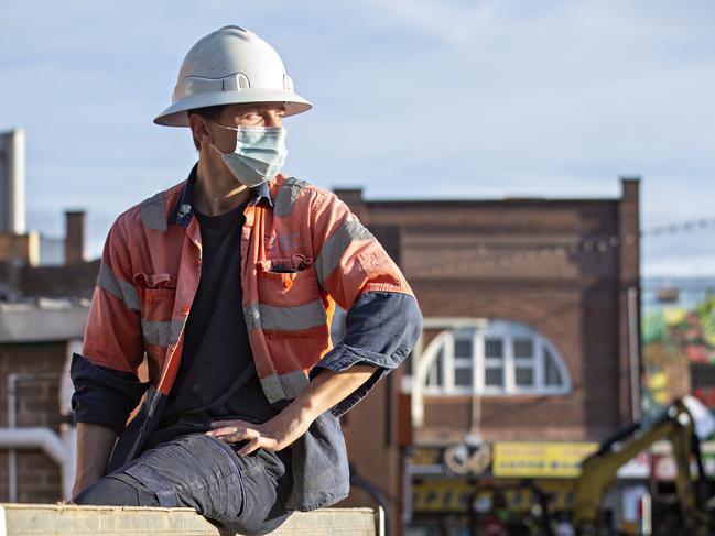 Tradie Brenten McGee working on site in Merrylands on the August 26th. Picture: Adam Yip