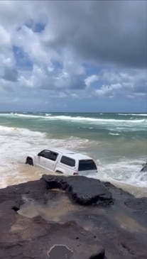 Driver learns expensive lesson after queue jumping at Ngkala Rocks on Fraser Island (K'gari)