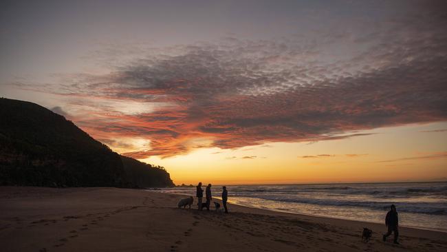 Those keen on watching the sunrise can sleep in a bit more on Thursday. Picture: NCA NewsWire / Simon Bullard