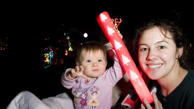 Kahu Ashman (left) with her cousin Lauren Muirhead at Toowoomba's Christmas Wonderland in Queens Park, Saturday, December 03, 2011. Photo Kevin Farmer / The Chronicle