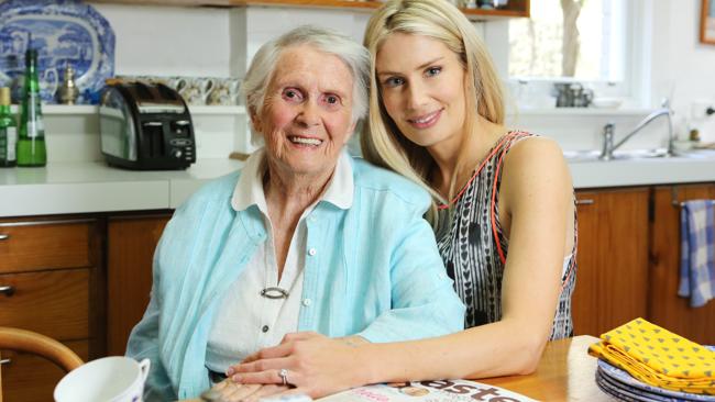 Margaret Fulton and Louise Fulton Keats at Margaret's house in Balmain, Sydney.