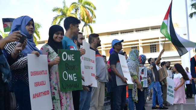 Hundreds of Territorians attended a pro-Palestine protest outside of the NT Parliament house on Friday October 27 calling for a ceasefire 20-days into the Gaza conflict.