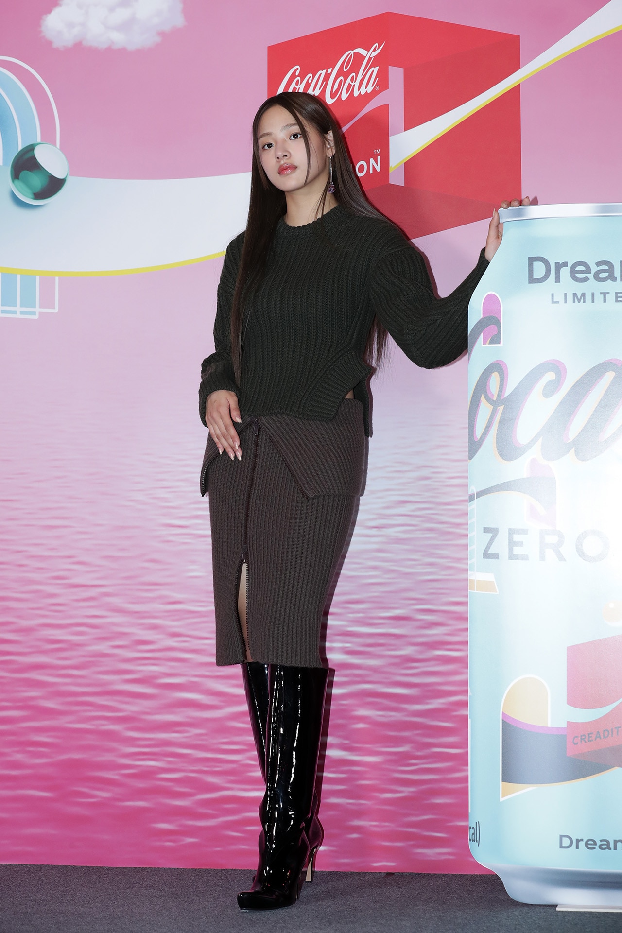 <p><em>Image credit: Getty Images</em></p><p>Minji wears Tod's and Max Mara at Coca-Cola Creation X ARTE MUSEUM on 21 October 2022.&nbsp;</p>