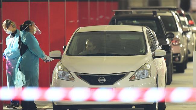 Motorists queue to be tested at a COVID-19 testing facility at Northland shopping centre in Melbourne. Picture: AAP.