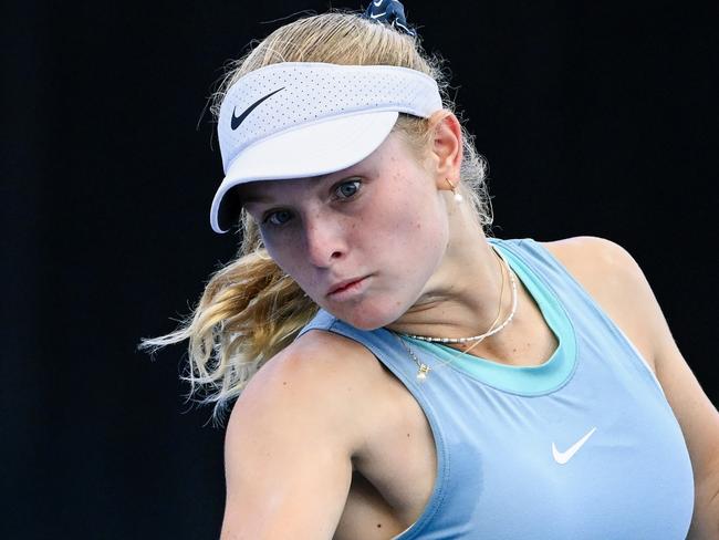 ADELAIDE, AUSTRALIA - JANUARY 06:Emerson Jones of Australia  plays  a forehand   in her match against Xinyu Wang of China  during day one of the 2025 Adelaide International at Memorial Drive on January 06, 2025 in Adelaide, Australia. (Photo by Mark Brake/Getty Images)