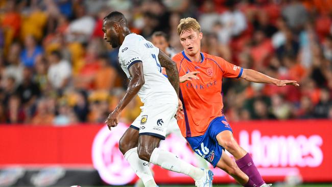 BRISBANE, AUSTRALIA - JANUARY 03: Brian Kaltak of the Mariners competes for the ball against Thomas Waddingham of the Roar during the round 12 A-League Men match between Brisbane Roar and Central Coast Mariners at Suncorp Stadium, on January 03, 2025, in Brisbane, Australia. (Photo by Matt Roberts/Getty Images)