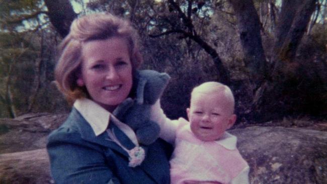 Lyn Dawson with daughter at her Bayview home in 1978.