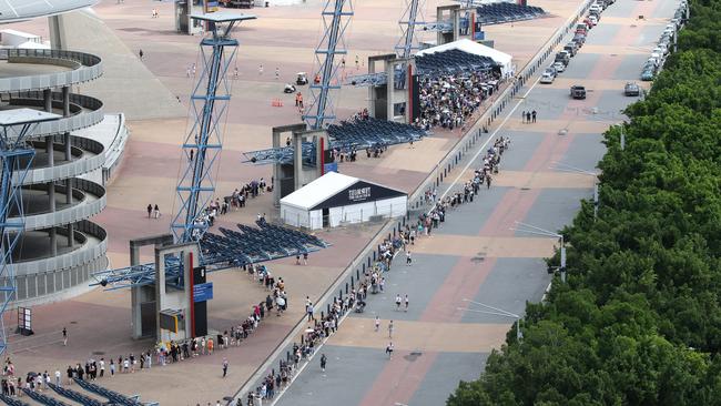 The line snaking back through the park. Picture: NCA NewsWire / Gaye Gerard