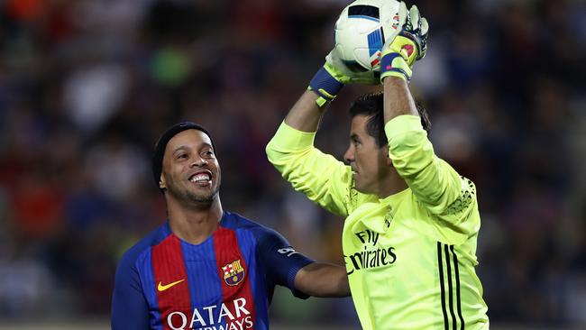 Ronaldinho produced a cheeky no-look assist against the Real Madrid legends.