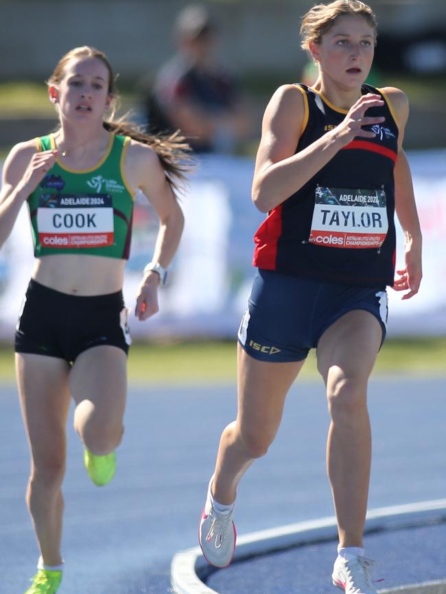 The final sprint home in the heptathon 800m.