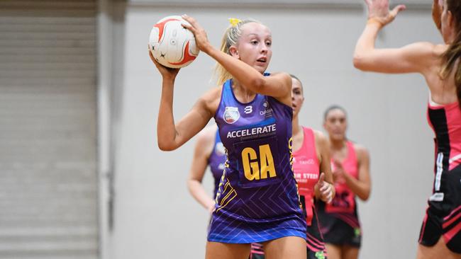 Oakdale GA Kayla Howes in action during round one. Picture: On the Ball Media/Netball SA