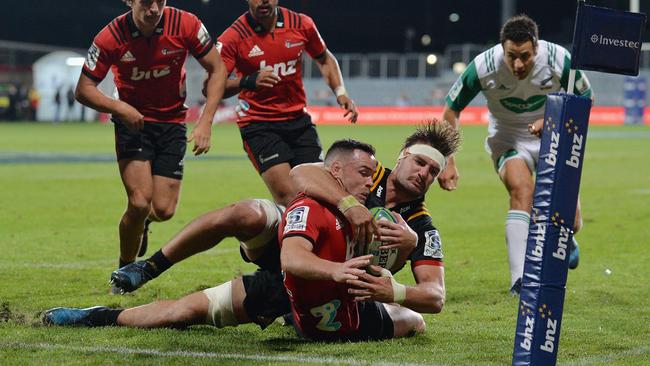 A controversial late try helped the Crusaders to a big win over the Chiefs.