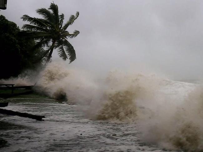 Cyclone Debbie: Bowen, Airlie Beach hit as system makes landfall | news ...